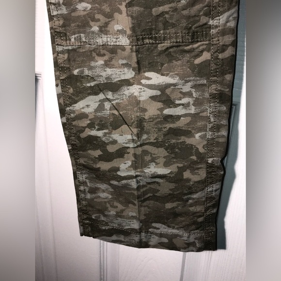 $79 LL Bean Women's size 12 Favorite Fit Stretch Canvas Cargo Pants Camouflage - Picture 6 of 12